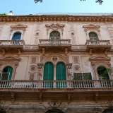 ...mentre al primo e secondo piano svettano gli ampi balconi con le notevoli balaustre e un ricco impianto decorativo
